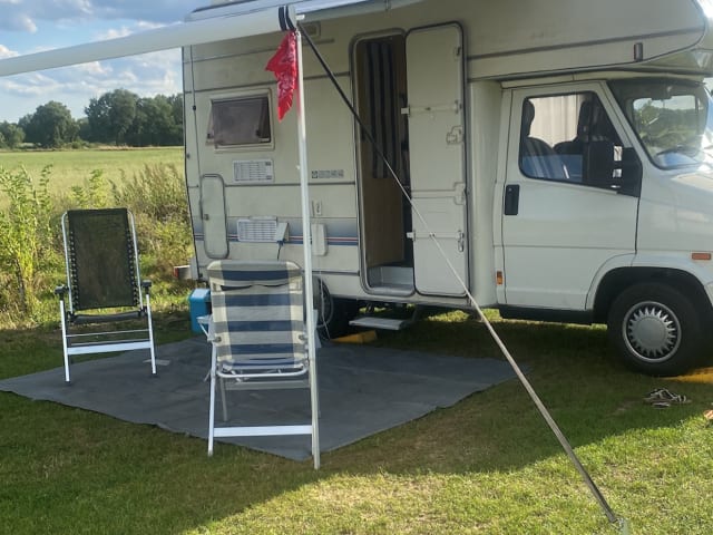 Robert 💕 – Cozy camper for 4 people. with engine block from 2014!