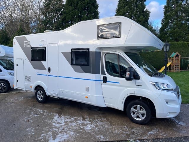 7 berth Adria sunliving ad70dk. Reg 2022