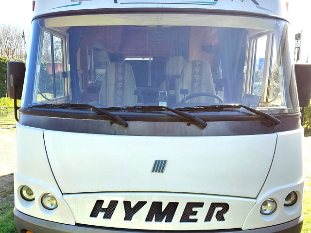 Hymer vast bed – Luxury entrance Hymer B574