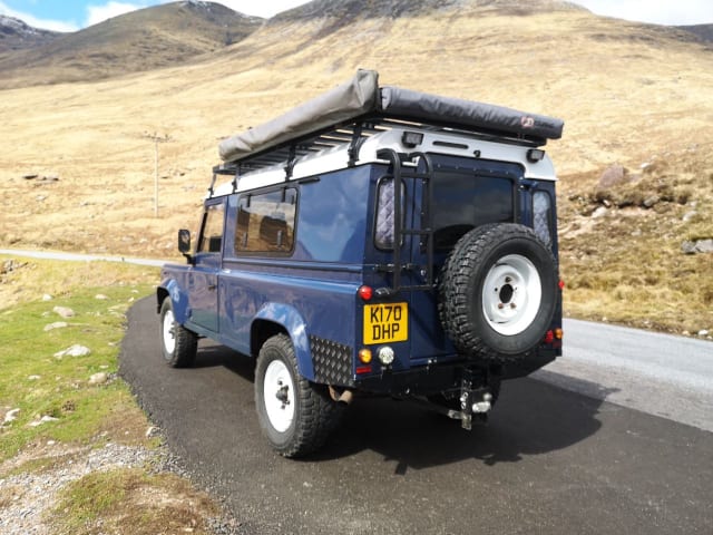 Blue Landy – 2-persoons Land Rover campervan uit 1992