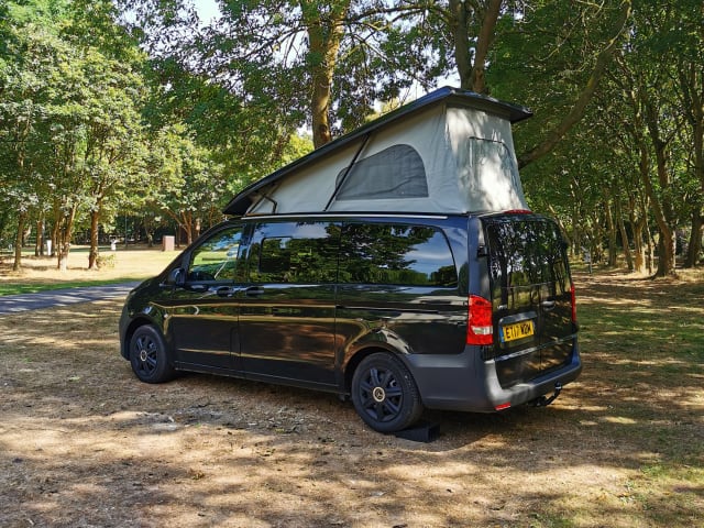 Mercedes Campervan mit Aufstelldach mit großer Küche + Toilette