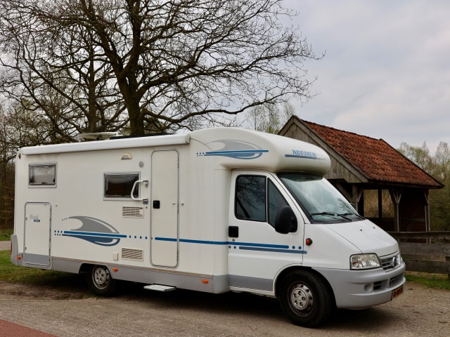 3p Adria Mobil - camping-car spacieux avec lit de longueur