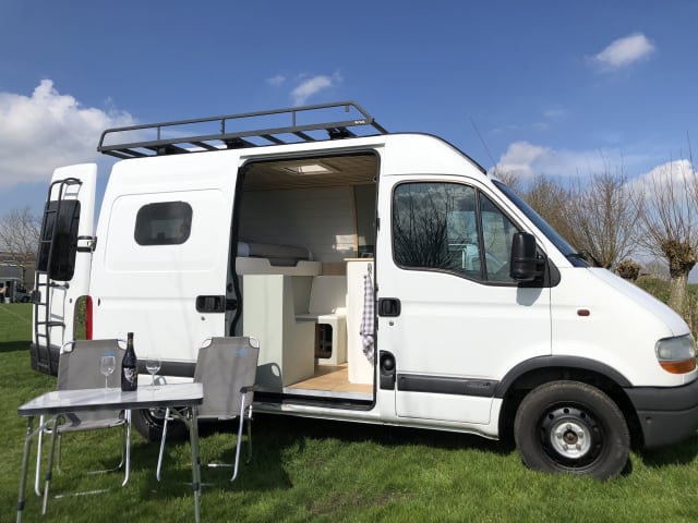 Cozy 2 person Renault camper bus off-grid from 2002