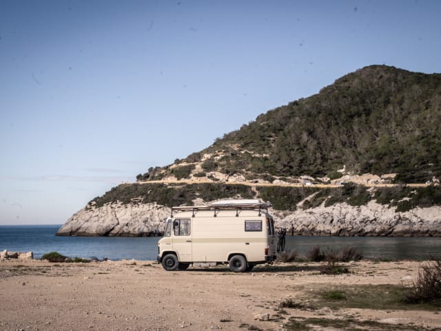 Elton – Van oldtimer legerambulance naar droomcamper