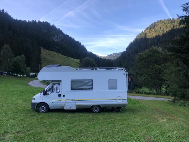 Little Miss Sunshine – Sonniger geräumiger Familiencamper mit Bett (6 Personen)