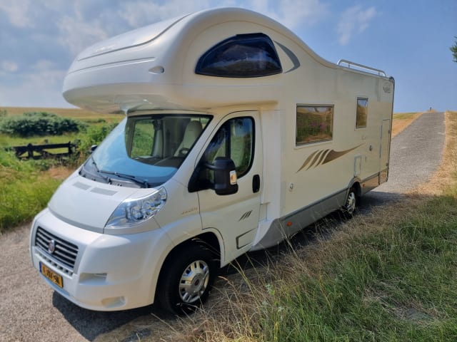 DÉCOUVREZ cette Belle Mobilvetta 5 pers. camping-car familial - Avec lit superposé