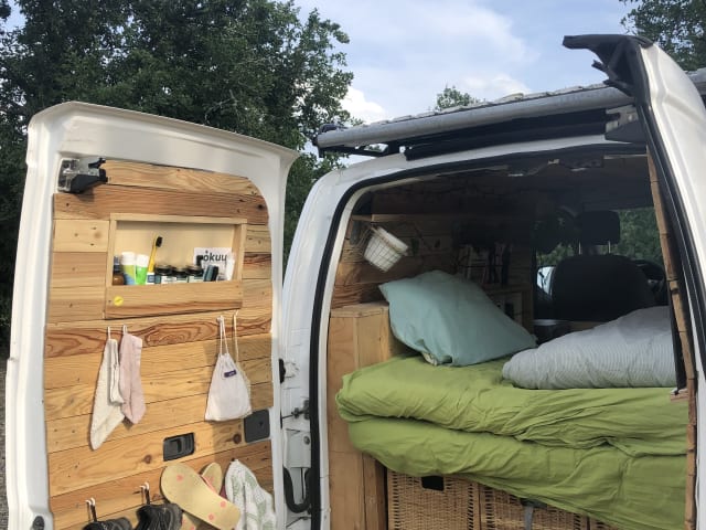 2p Nissan campervan uit 2014