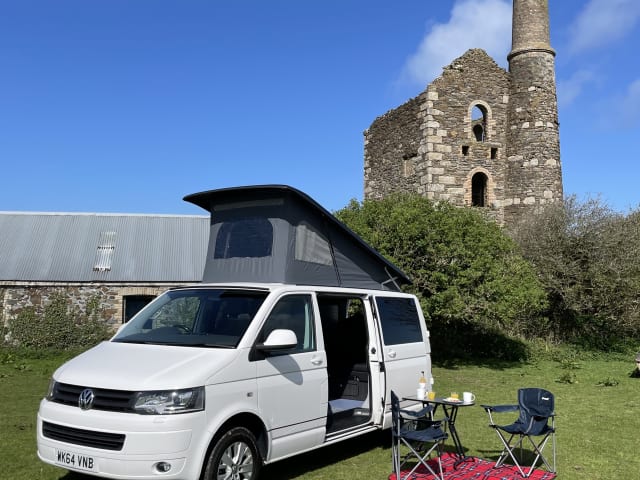 Pearl – VW T5.1 Aufstellcamper mit 2-4 Schlafplätzen und Markise