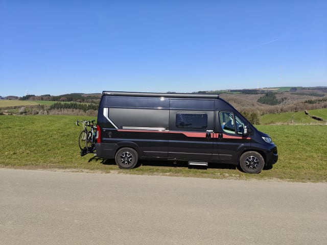Black Beauty – Camping-car de luxe Pilote pour 2 personnes