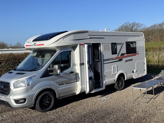 Charlie – Luxe Roller Team camper met 5 slaapplaatsen - Gratis wifi & verzekering - 2024