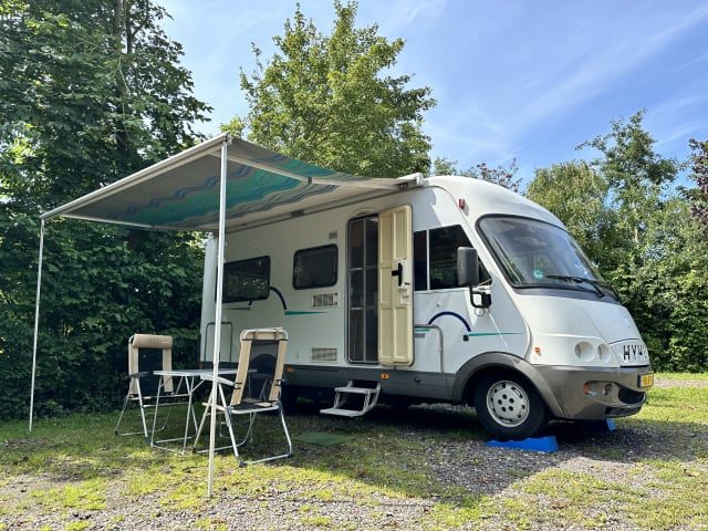 2p Hymer B574 fixed bed air conditioning