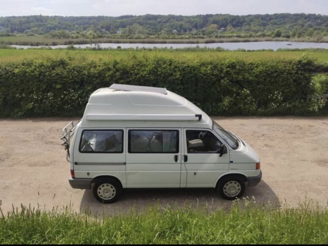 Bert  – Retro Volkswagen bus uit 1994 2 personen