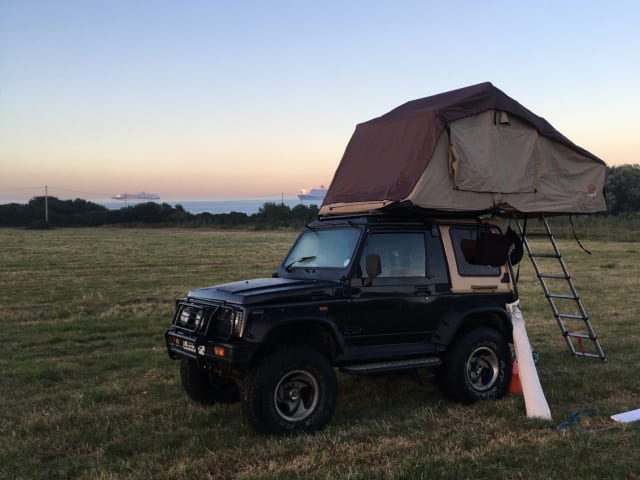 The Rolling Zookiini – Suzuki Samurai 4WD met Daktent en uitrusten.