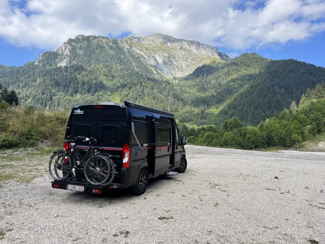 Black Beauty – Luxuriöser Pilote Bus Camper für 2 Personen