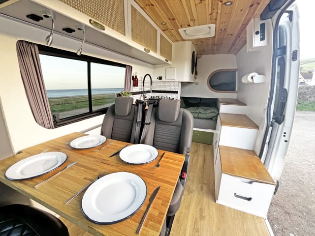 Vanessa – 5 berth Family Van