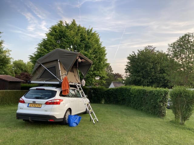 2pers new roof tent on a fine, economical station wagon