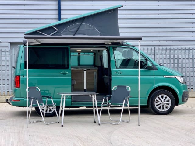 Khaya the Kamper – VW California Coast - Modello 2021 - Verde foglia di alloro.