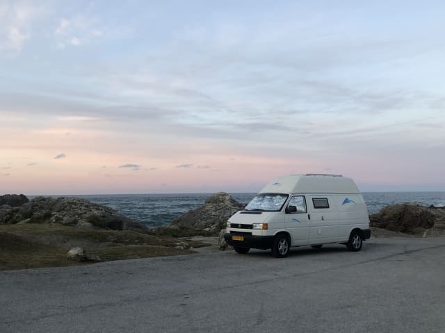 Desie – Camper autocostruito con tetto rialzato Volkswagen T4 2.5 TDI