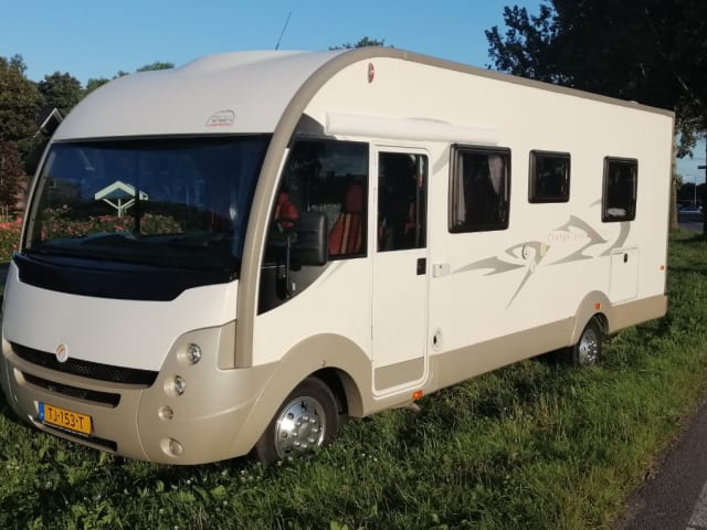 camping-car intégral très spacieux pour 4 personnes avec vue phénoménale