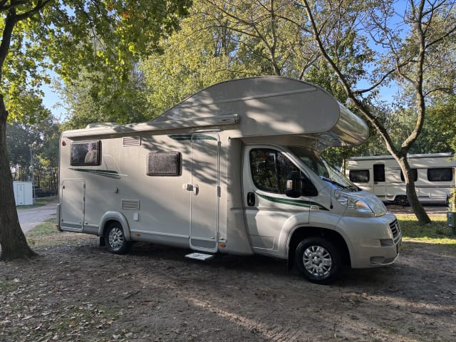 LMC Family Alcove Camper 6 persons Space saver!