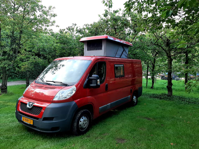 TheRedBoxCamper – 2p Peugeot campervan uit 2012