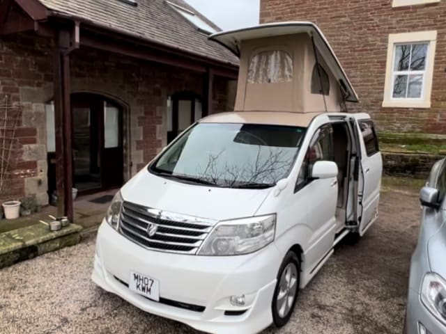 The Borderless Reiver – 3-persoons Toyota campervan uit 2007