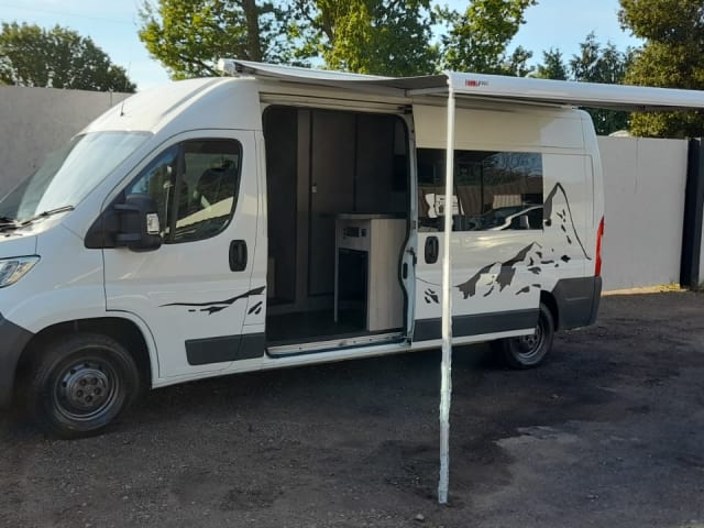 Pip Squeak –  2/3 birth citroen Relay, Awning, toilet shower