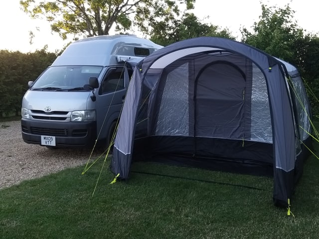 Silver Shadow – 4+ Schlafplätze Toyota Hi-Ace