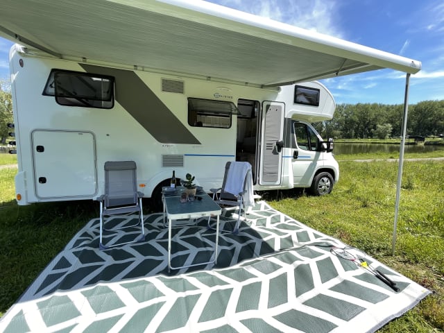 King VI – Camping-car alcôve flambant neuf et spacieux pour 5 personnes
