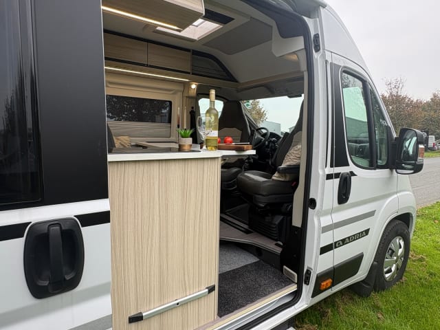 Camp Adventure –  Adria Twin mit zwei Einzelbetten und komplett ausgestattet