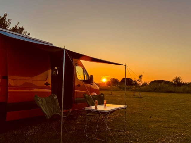 Very Spacious Luxury Off-Grid Camper – Freedom, Comfort & Adventure on Wheels!