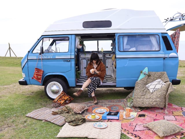 Retro Rentals Henley – 1984 Retro Volkswagen T25 - Little Betty Blue. (Onlangs gerestaureerd)