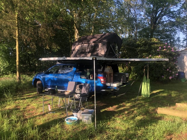 Adventurous Mitsubishi L200 with roof tent