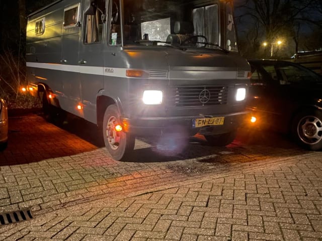 2p Mercedes-Benz bus uit 1974