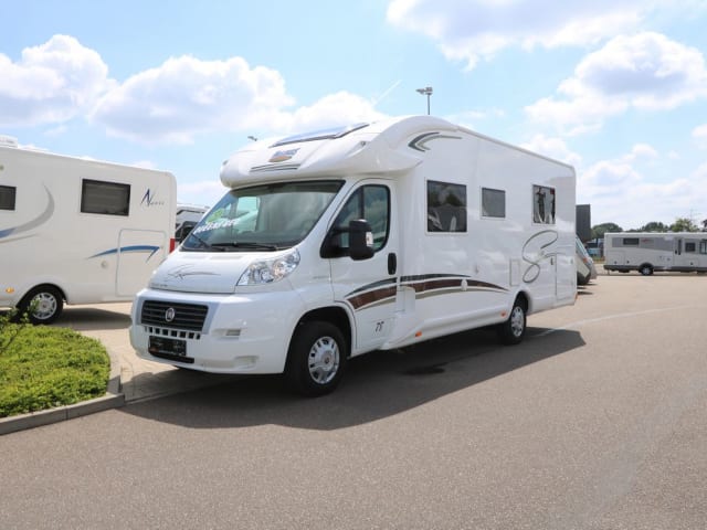 McLouis Sovereign 78 – Very luxurious, modern 5-person camper, freedom with real comfort