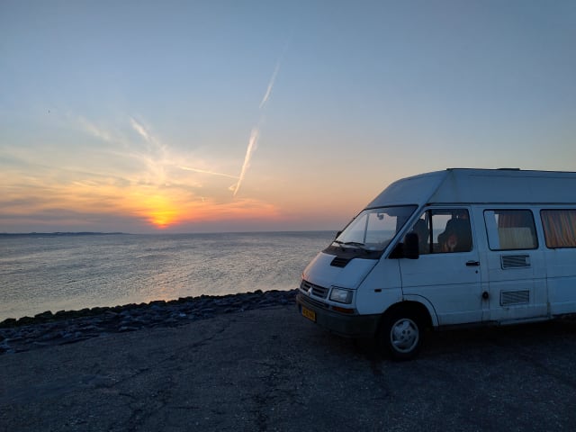 2 persoons Renault campervan uit 1995 – Partez à l'aventure avec le joyeux campeur Noah !