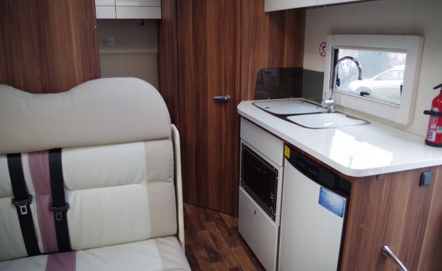 4 BERTH LUX MOTORHOME WITH FIXED BED FOR HOLIDAYS FOR WONDERFUL ADVENTURES
