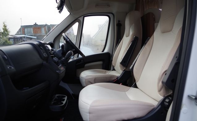 4 BERTH LUX MOTORHOME WITH FIXED BED FOR HOLIDAYS FOR WONDERFUL ADVENTURES