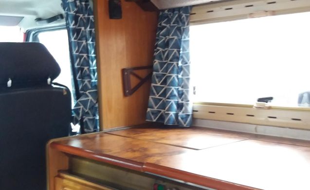 Ruime sterke camper met vast bed en grote drager (motor ...