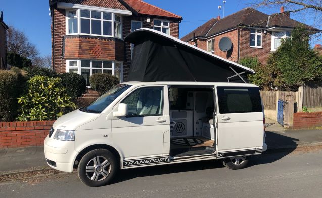 Camper and Motorhome Hire | Peak District 4 Volkswagen motorhome for 4 people in Chorlton-cum-Hardy