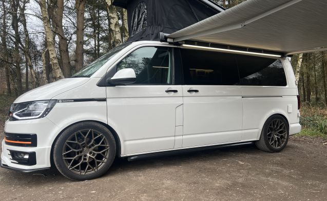 Volkswagen motorhome for 4 people in Staffordshire