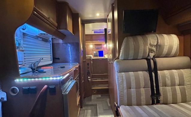Mercedes-Benz motorhome for 4 people in Nottingham