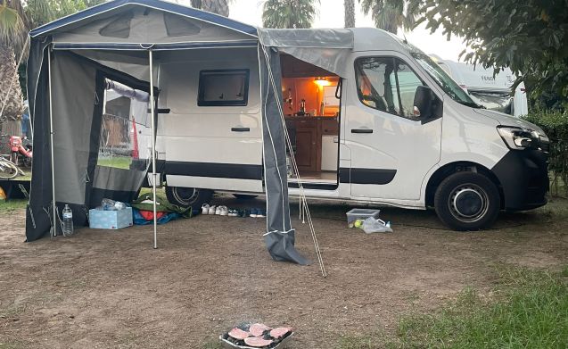 Stealth camper – berth Renault bus from 2021 from €103