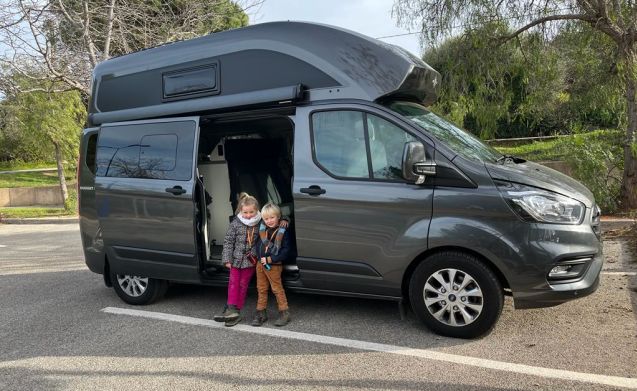 D'eropuit – New campervan Ford Nugget Plus with high roof
