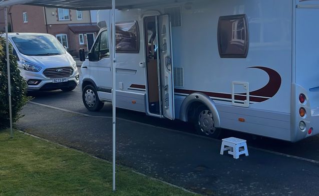 Renault Rv Semi Alfie – 4 berth Renault semi-integrated from 2006 from £105.00 p.d ...
