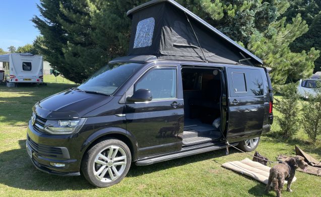 Black Beauty – berth 4WD Automatic VW Transporter from £124
