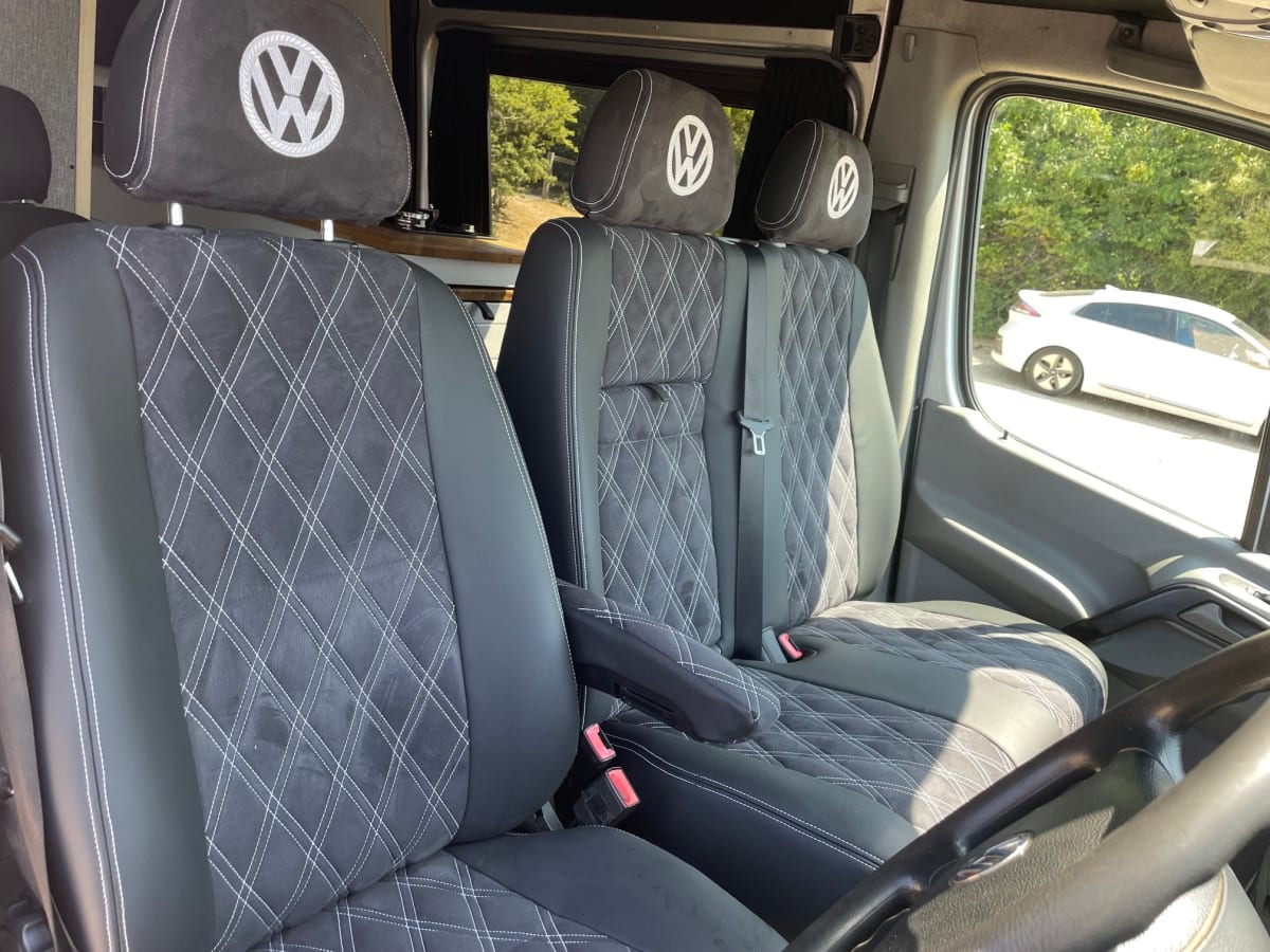 Finley – 'Finley' Luxueux VW Crafter Expedition Campervan Toit