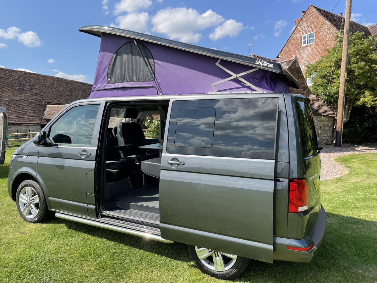 Tout nouveau camping-car VW T6.1 auto 4 couchettes à partir de 85,00 £ par jour  Goboony