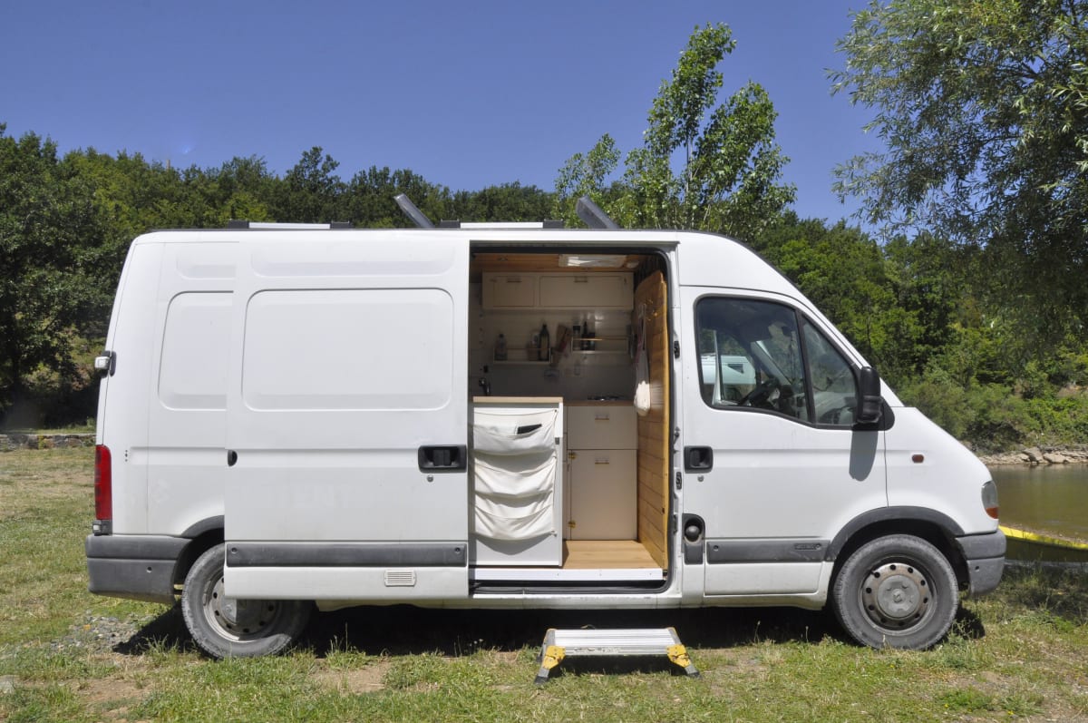 Le Cam – Renault Master 2 - Fourgon aménagé - Homemade à partir de 61,00 €  par jour Goboony