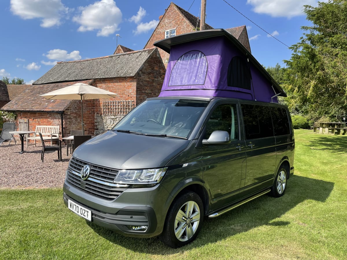 Colourshift Camper Wrap – VW T5 Campervan Nouvelle construction - Intérieur  3 couchettes chêne et gris, hors réseau. à partir de 99,00 £ par jour  Goboony